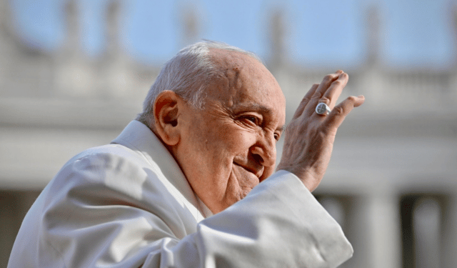 L’inchino e l’omaggio della marineria di Rimini a Papa Francesco