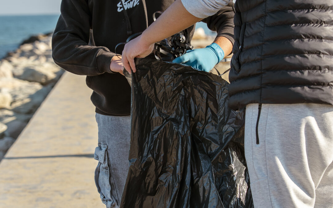 #FishNoWaste: 86 kg circa di rifiuti spiaggiati e dispersi lungo il litorale di San Giuliano Mare di Rimini raccolti da 75 studenti e studentesse dell’ITES “Valturio” di Rimini